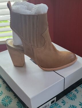 Dolce Vita Tan Cutout Western Block-Heel Ankle Boot